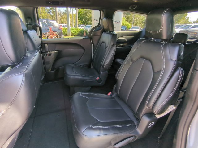 Certified 2025 Chrysler Pacifica Select FWD image 17