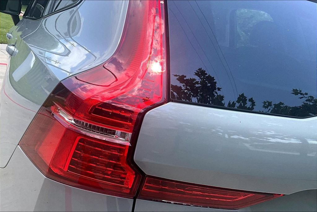 Certified 2024 Volvo XC60 B5 Plus w/ Protection Package Premier AWD/4WD image 40