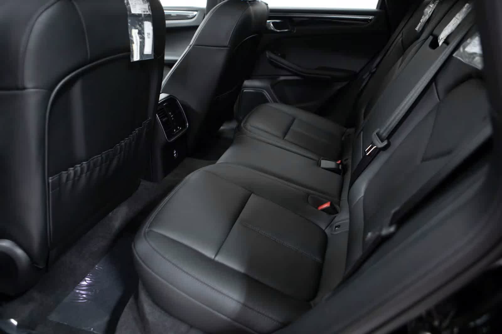 Certified 2026 Porsche Macan AWD/4WD image 34