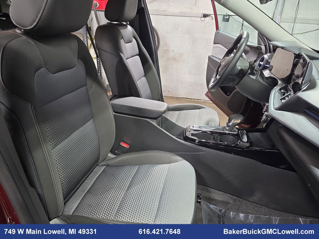 Used 2025 Chevrolet Trax LT w/ LT Convenience Package image 10