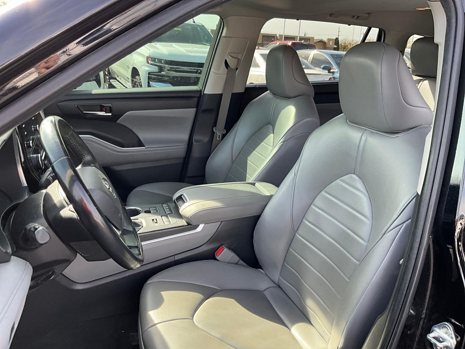 Used 2022 Toyota Highlander XLE AWD/4WD image 19
