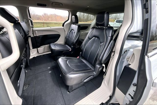 Used 2023 Chrysler Pacifica Touring-L image 22