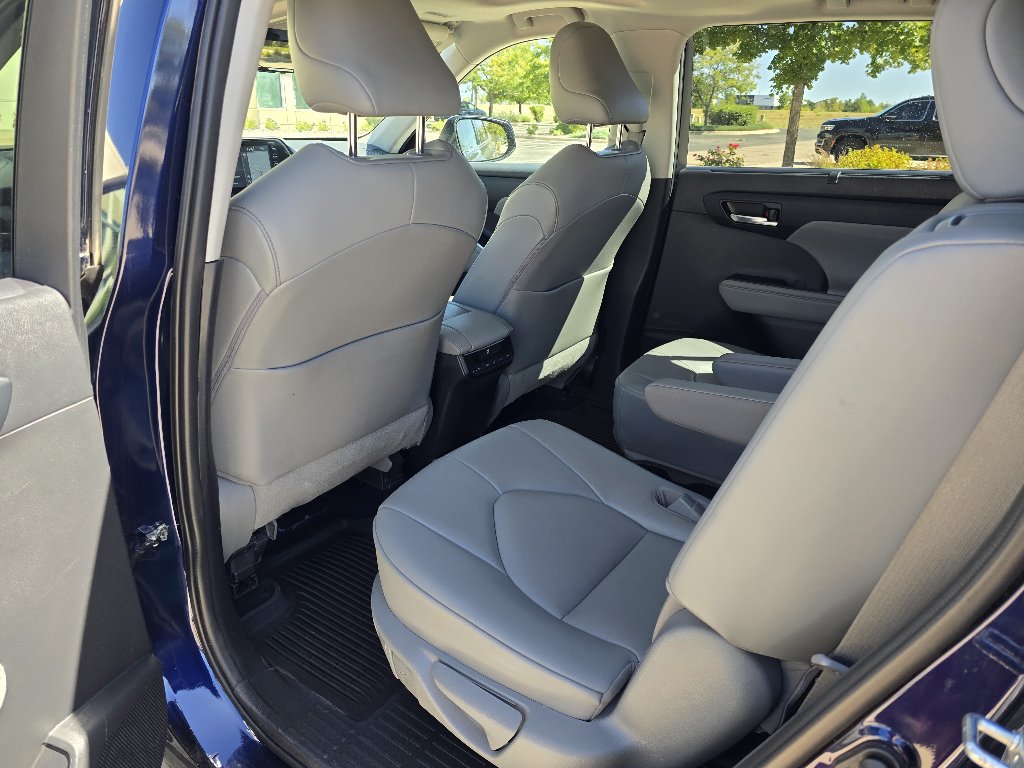 Used 2021 Toyota Highlander XLE AWD/4WD image 15