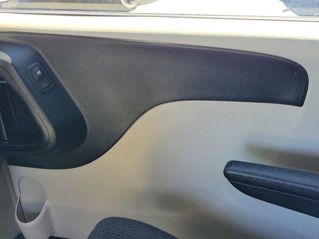 Used 2014 Chrysler Town & Country Touring image 11