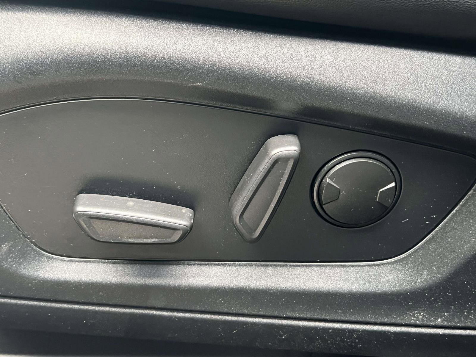 Used 2022 Ford Explorer XLT w/ Equipment Group 202A image 19