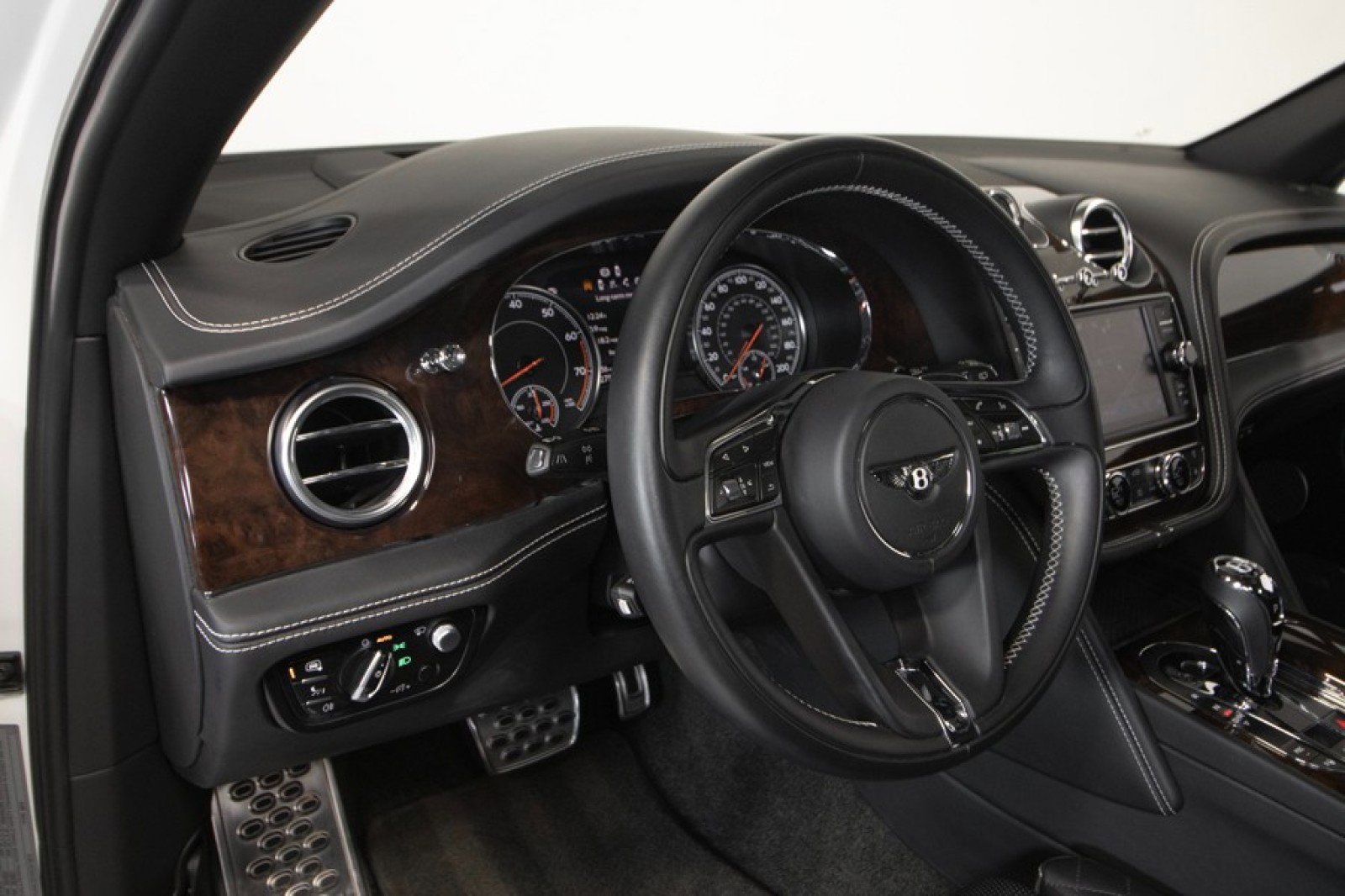 Used 2017 Bentley Bentayga image 22