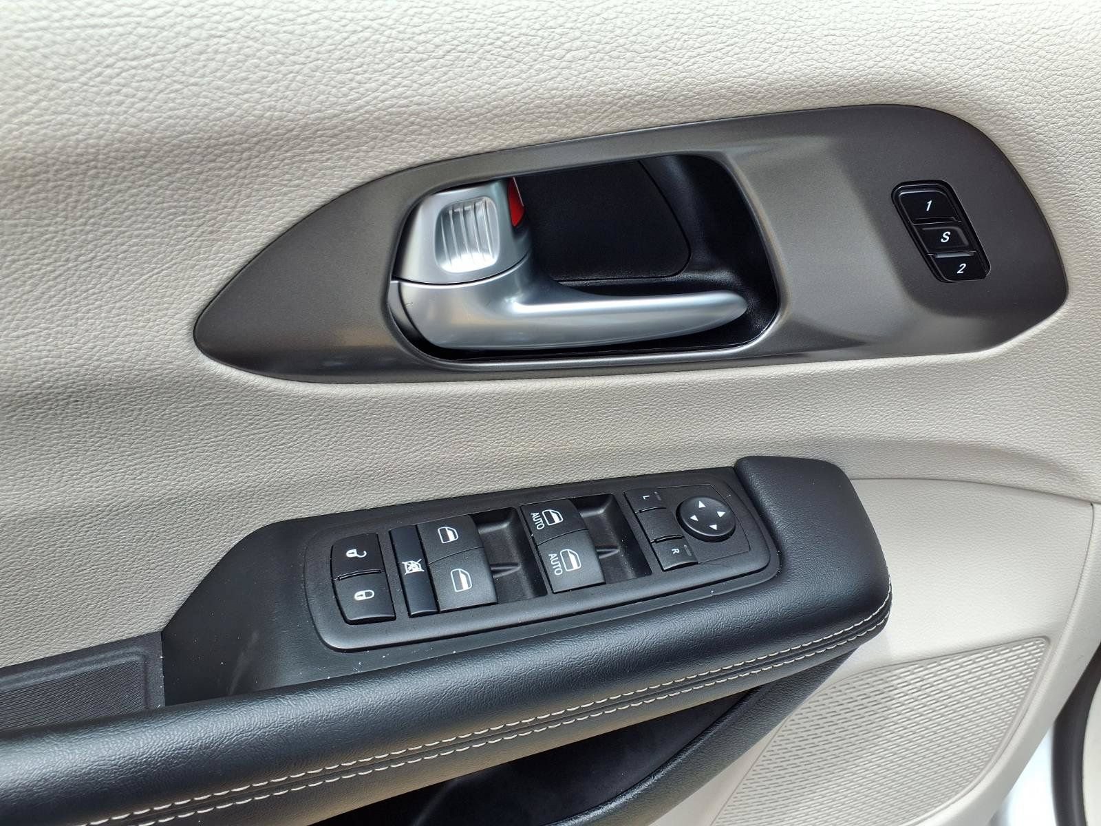 Used 2024 Chrysler Pacifica Touring-L FWD image 22