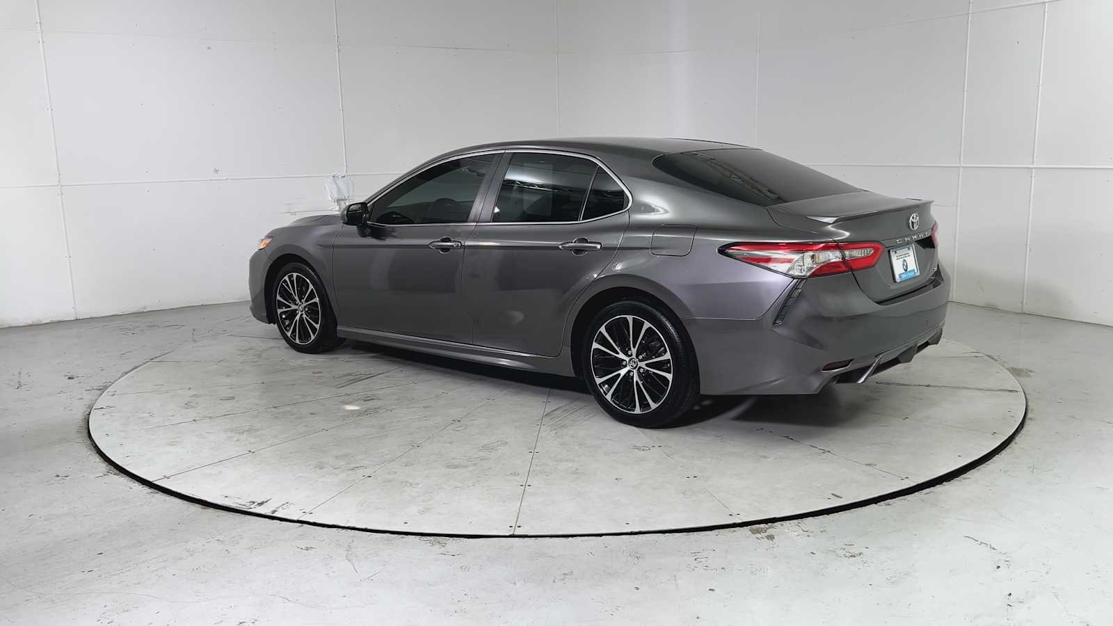 Used 2018 Toyota Camry SE image 4