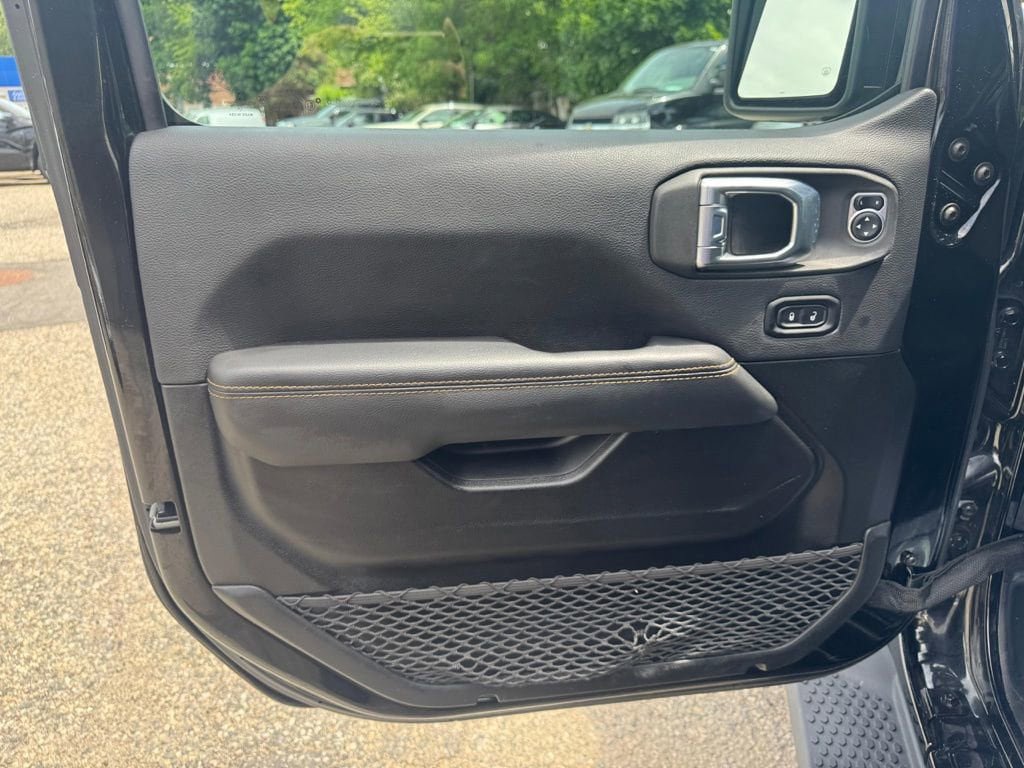 Used 2022 Jeep Wrangler Unlimited Sahara AWD/4WD image 11