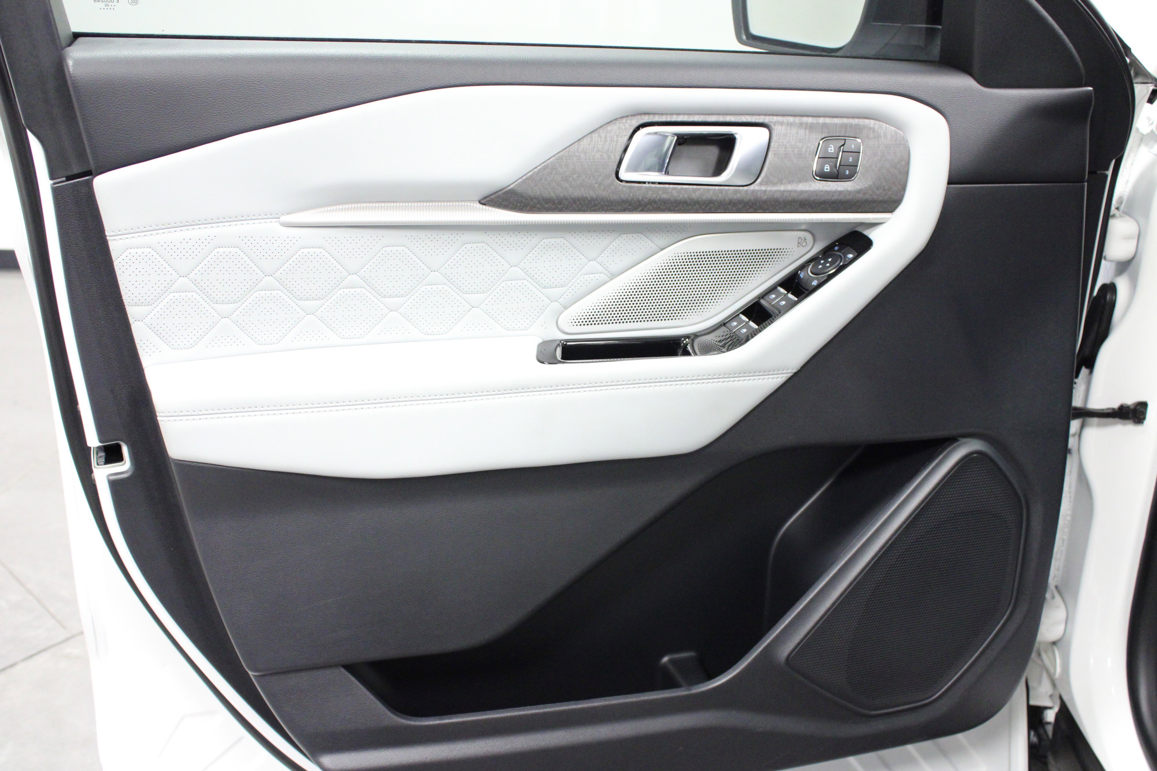 Used 2025 Ford Explorer Platinum w/ Ultimate Package image 11