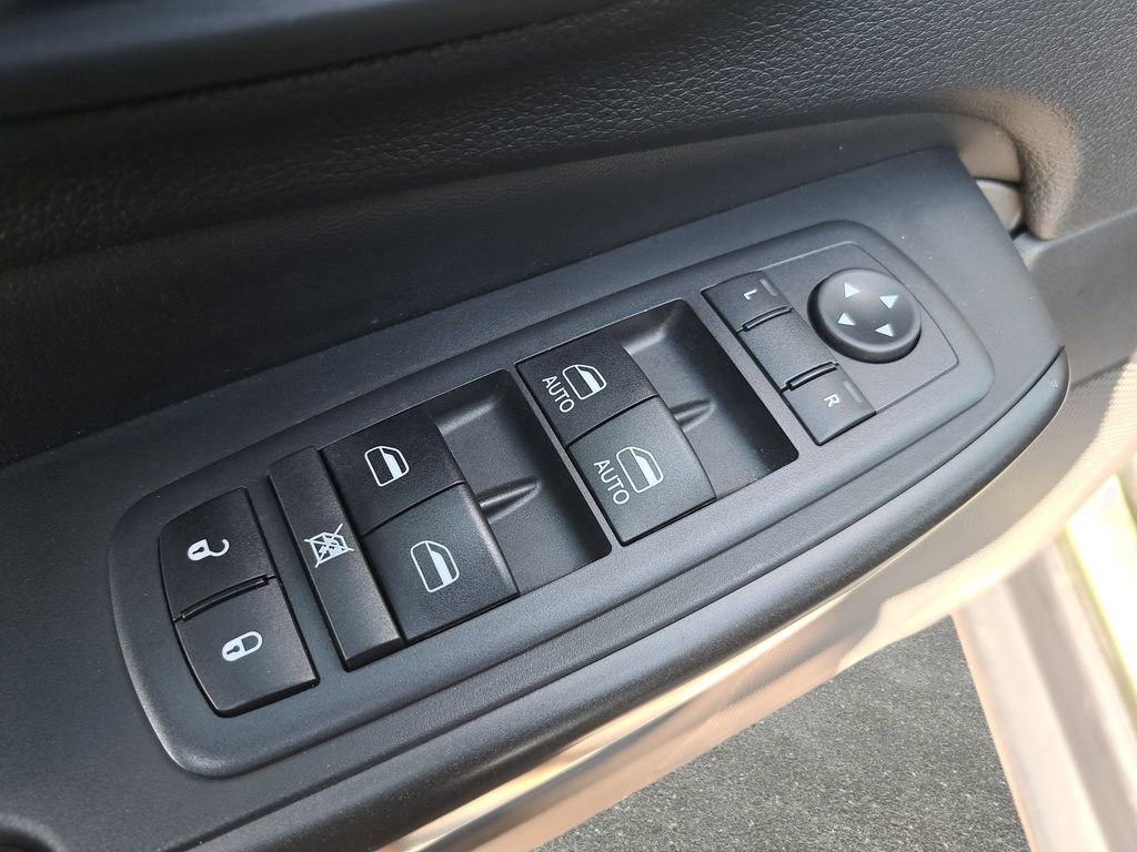 Used 2019 Jeep Cherokee Trailhawk w/ Cold Weather Group AWD/4WD image 28