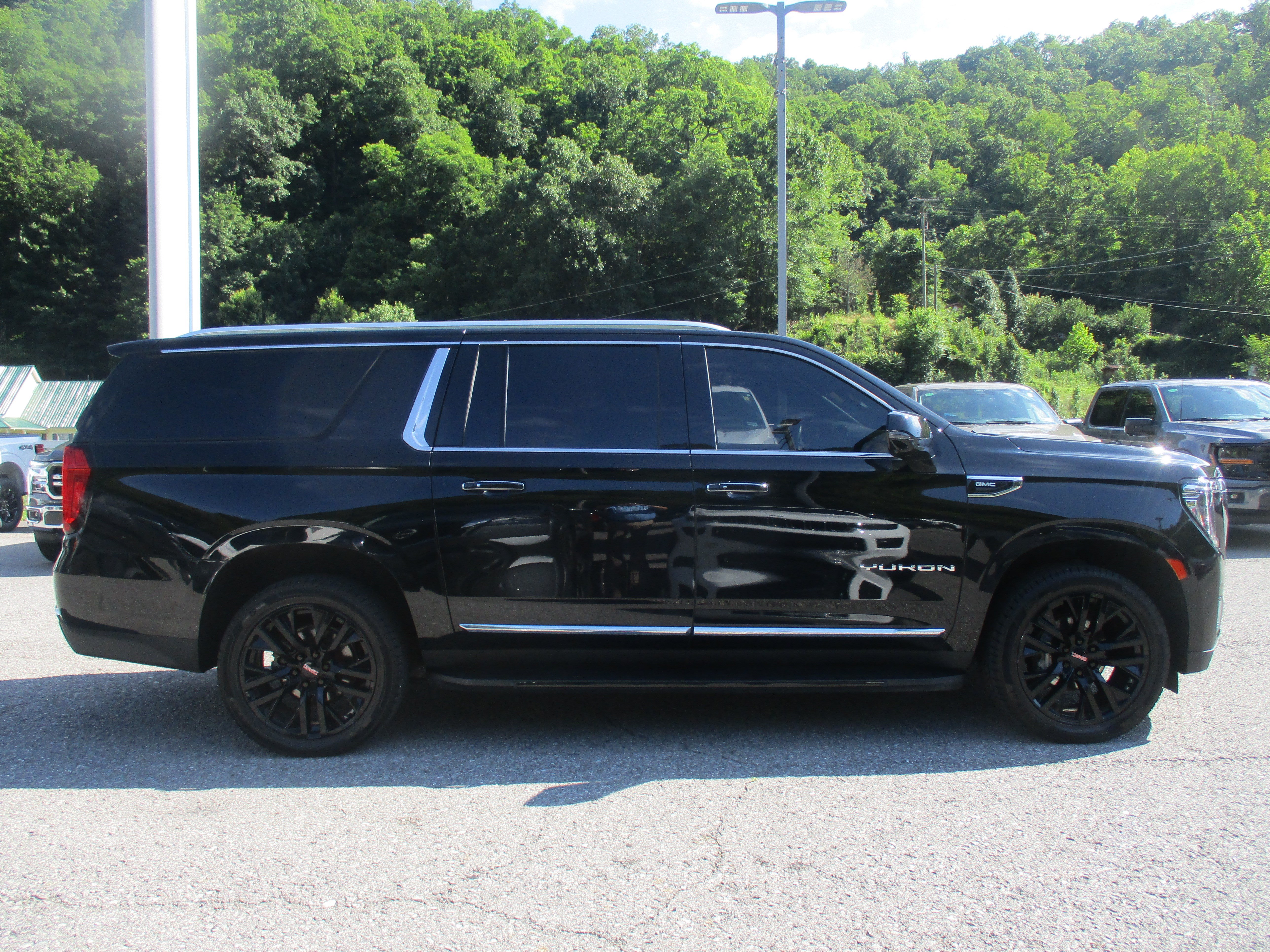 Used 2023 GMC Yukon XL SLT w/ SLT Luxury Package AWD/4WD image 3