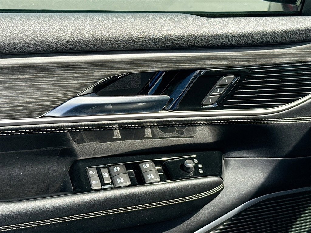 Used 2023 Jeep Wagoneer L Series II image 16