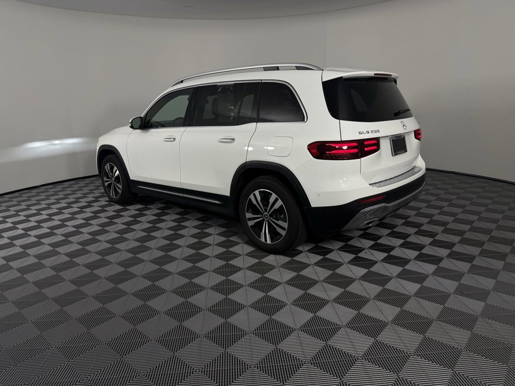 Used 2025 Mercedes-Benz GLB 250 4MATIC image 5