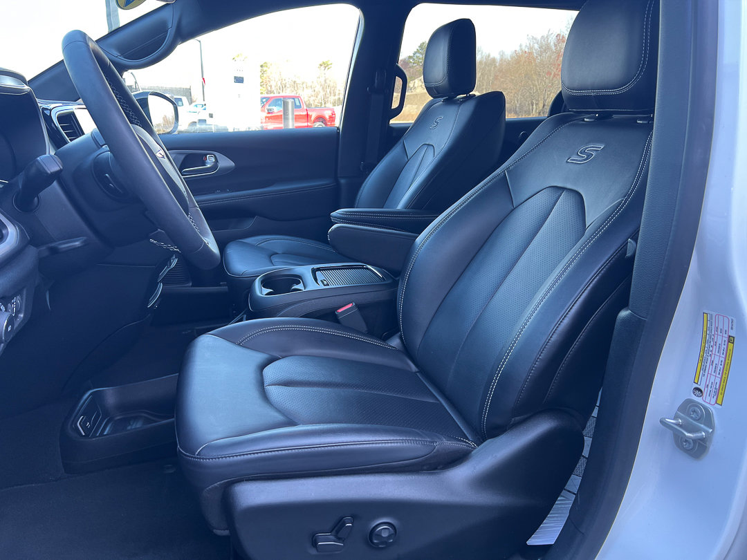 Used 2024 Chrysler Pacifica Limited image 18