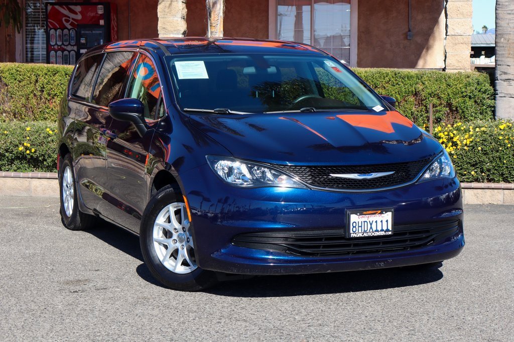 Used 2019 Chrysler Pacifica Touring image 2