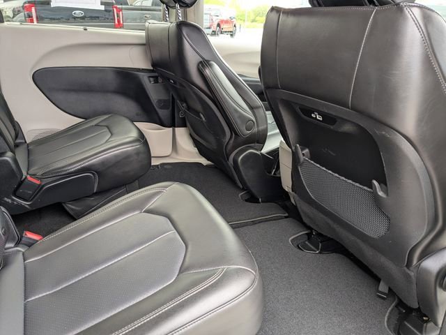 Used 2023 Chrysler Pacifica Touring-L FWD image 17