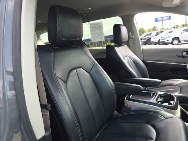 Used 2023 Chrysler Pacifica Touring-L FWD image 40