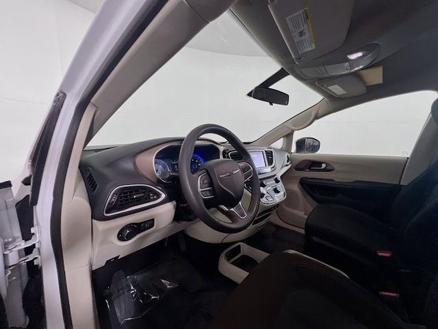 Used 2022 Chrysler Voyager LX image 18