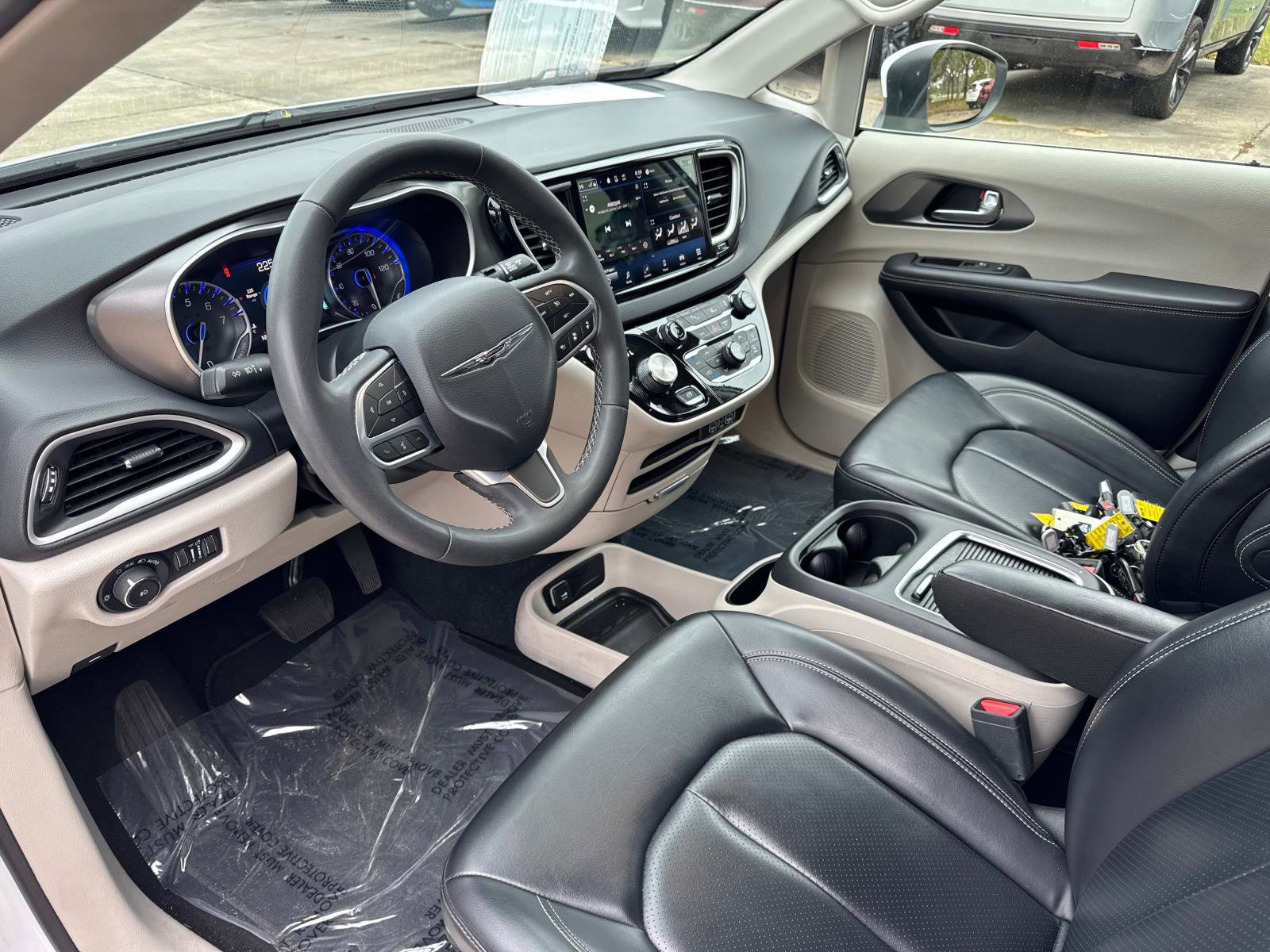 Certified 2023 Chrysler Pacifica Touring-L image 21