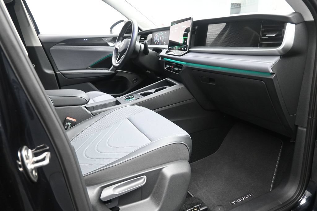 Used 2025 Volkswagen Tiguan SE FWD image 27