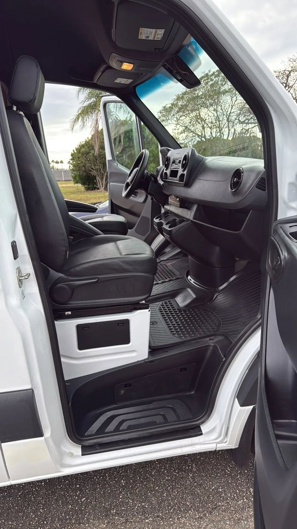 Used 2022 Mercedes-Benz Sprinter 2500 image 13