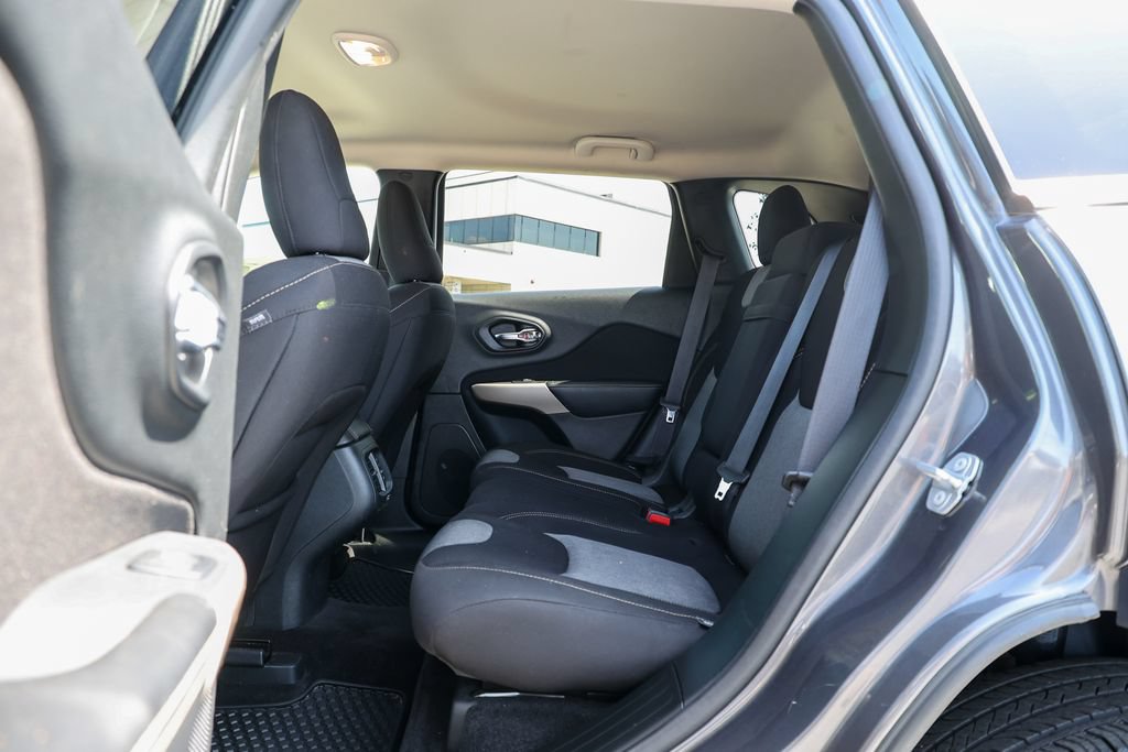 Used 2018 Jeep Cherokee Latitude w/ Altitude Package FWD image 30
