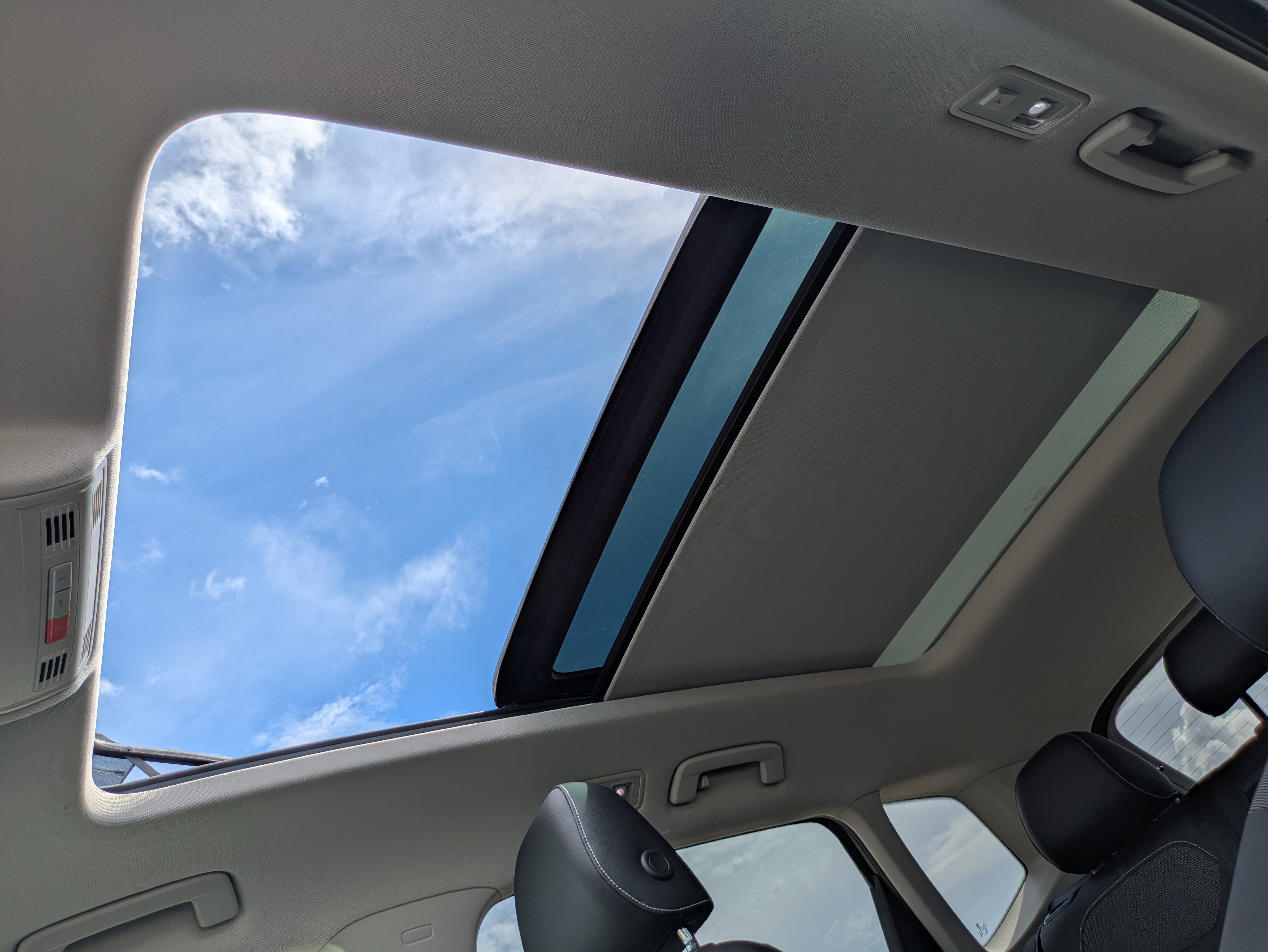 Used 2022 Volkswagen Taos SE w/ Panoramic Sunroof Package FWD image 21