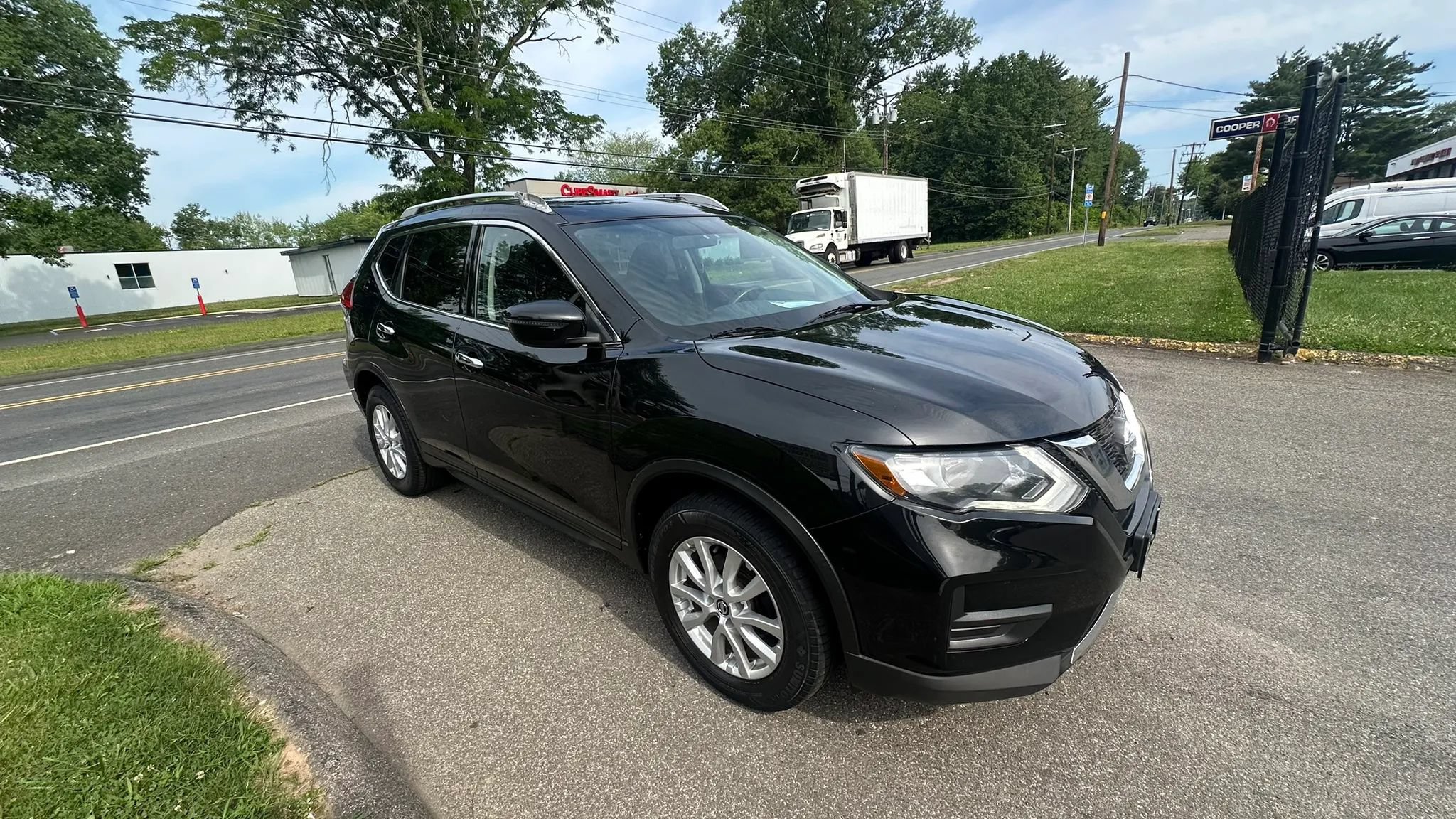 Used 2017 Nissan Rogue SV AWD/4WD image 3
