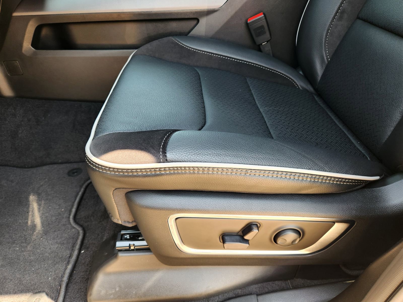 New 2026 RAM 1500 Laramie w/ Night Edition image 17