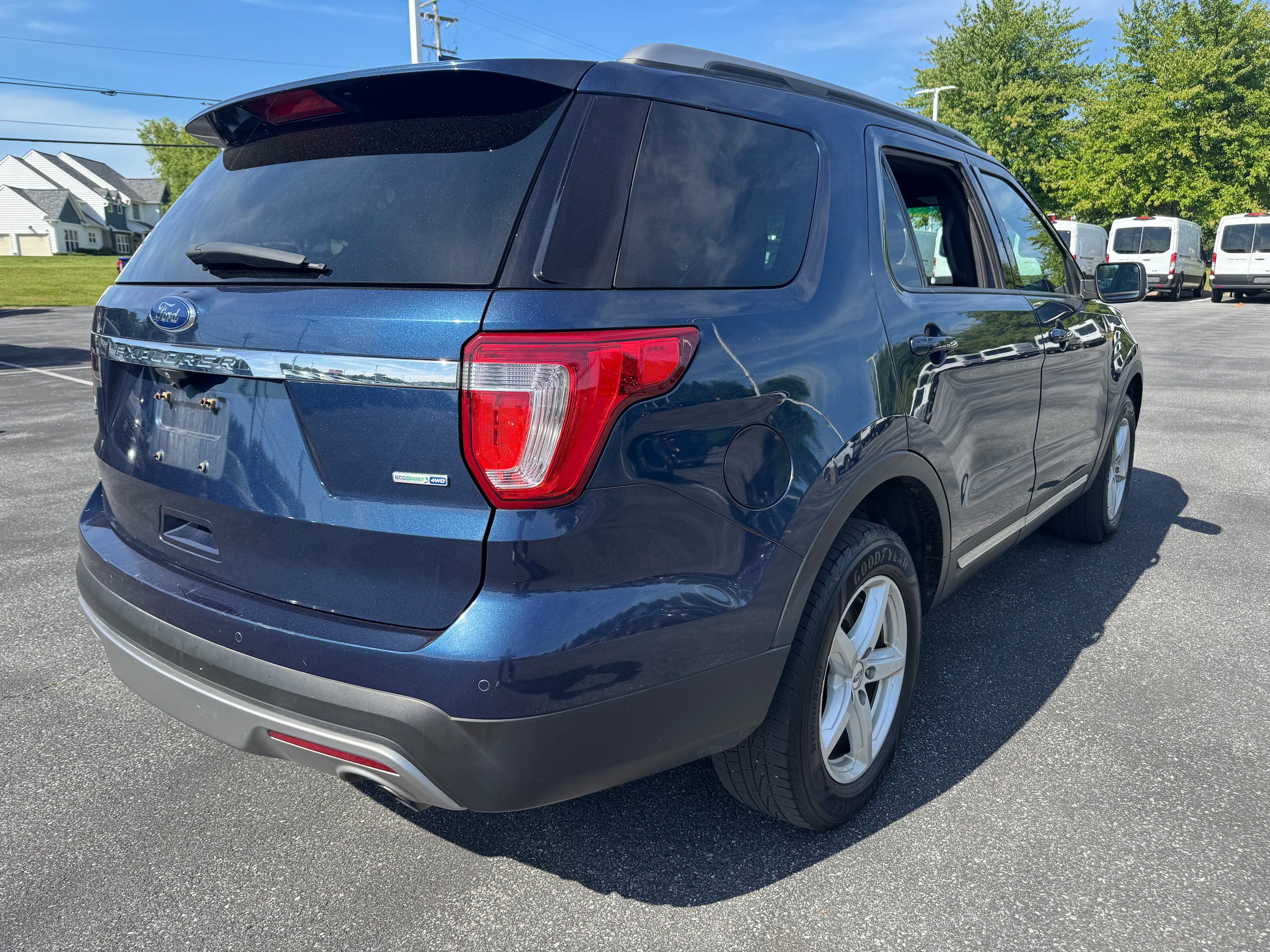 Used 2017 Ford Explorer XLT w/ Equipment Group 202A AWD/4WD image 5