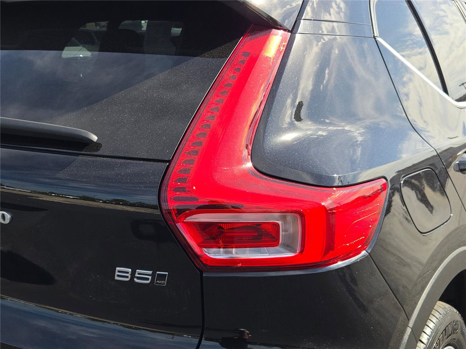 Used 2024 Volvo XC40 B5 Core image 13