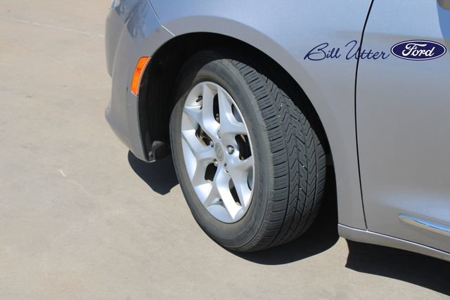 Used 2017 Chrysler Pacifica Touring-L w/ Tire & Wheel Group FWD image 9