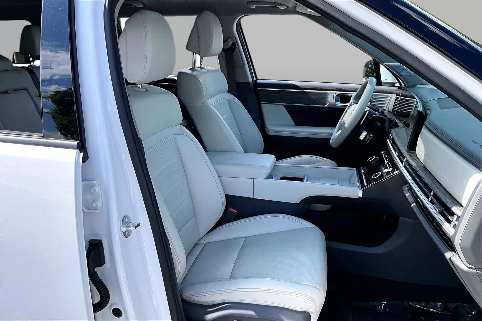 Used 2025 Hyundai Santa Fe Limited AWD/4WD image 9