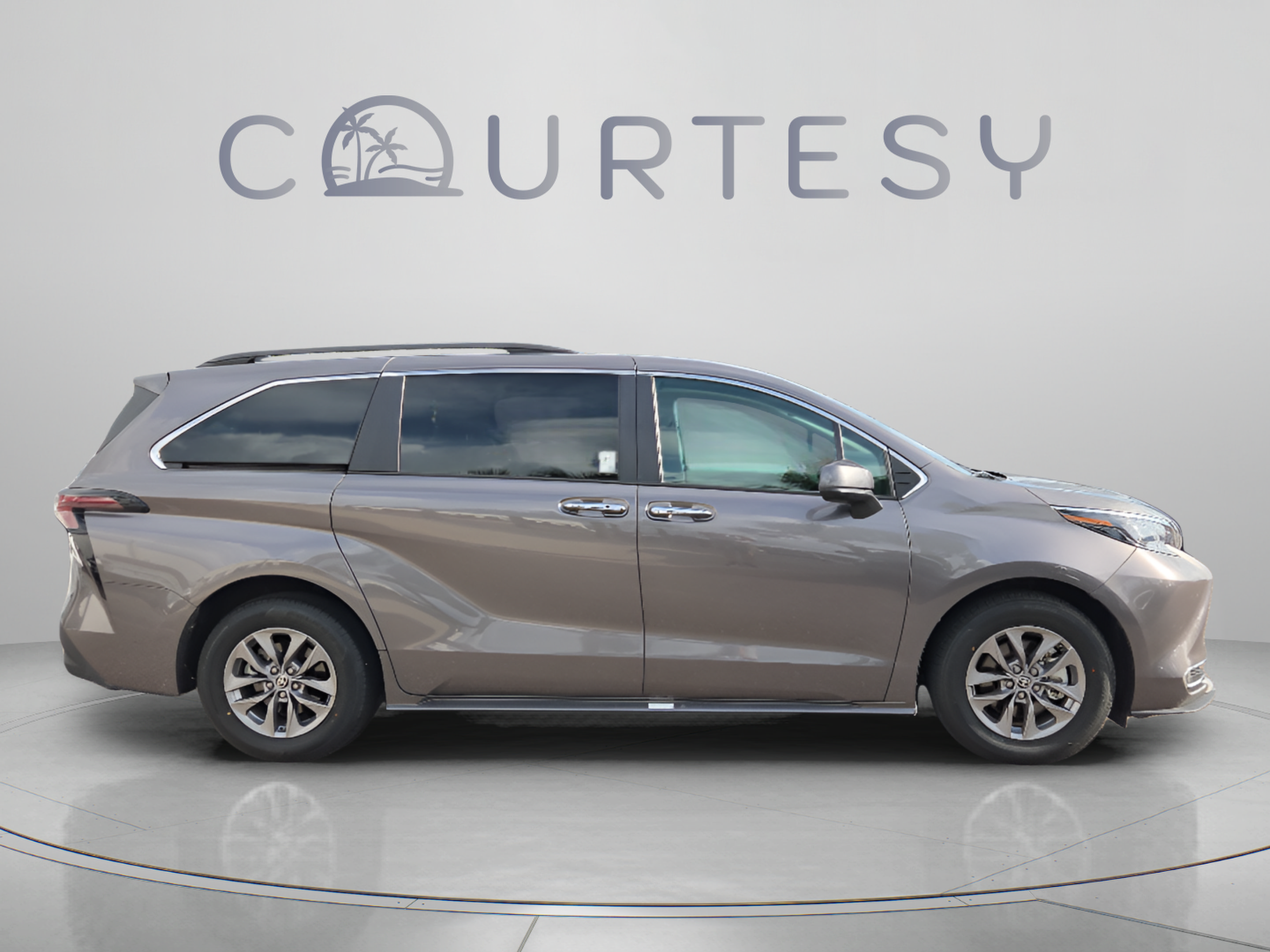 Certified 2024 Toyota Sienna XLE FWD image 6