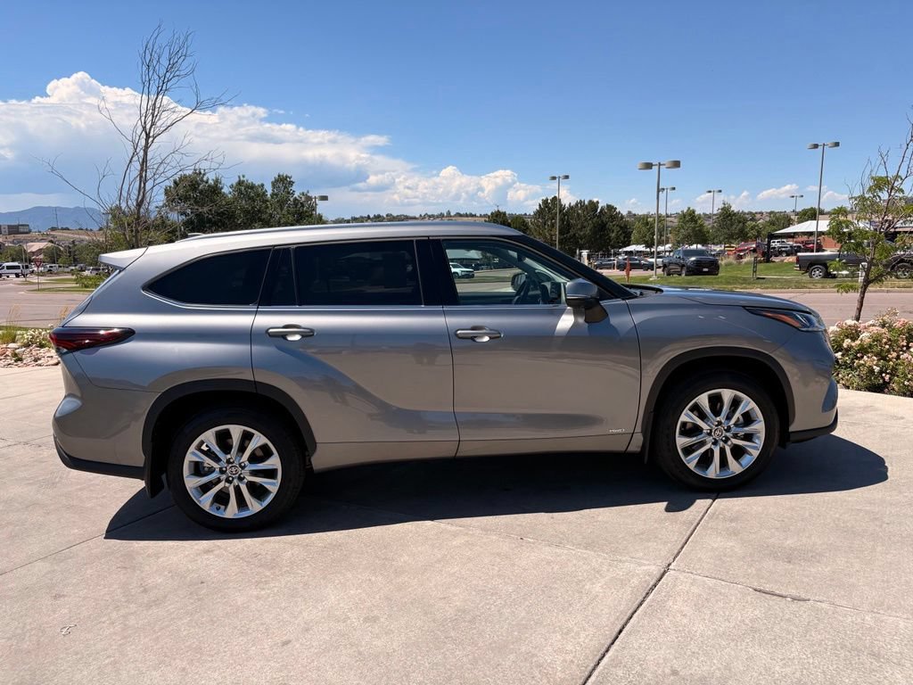 Used 2026 Toyota Highlander Limited AWD/4WD image 9