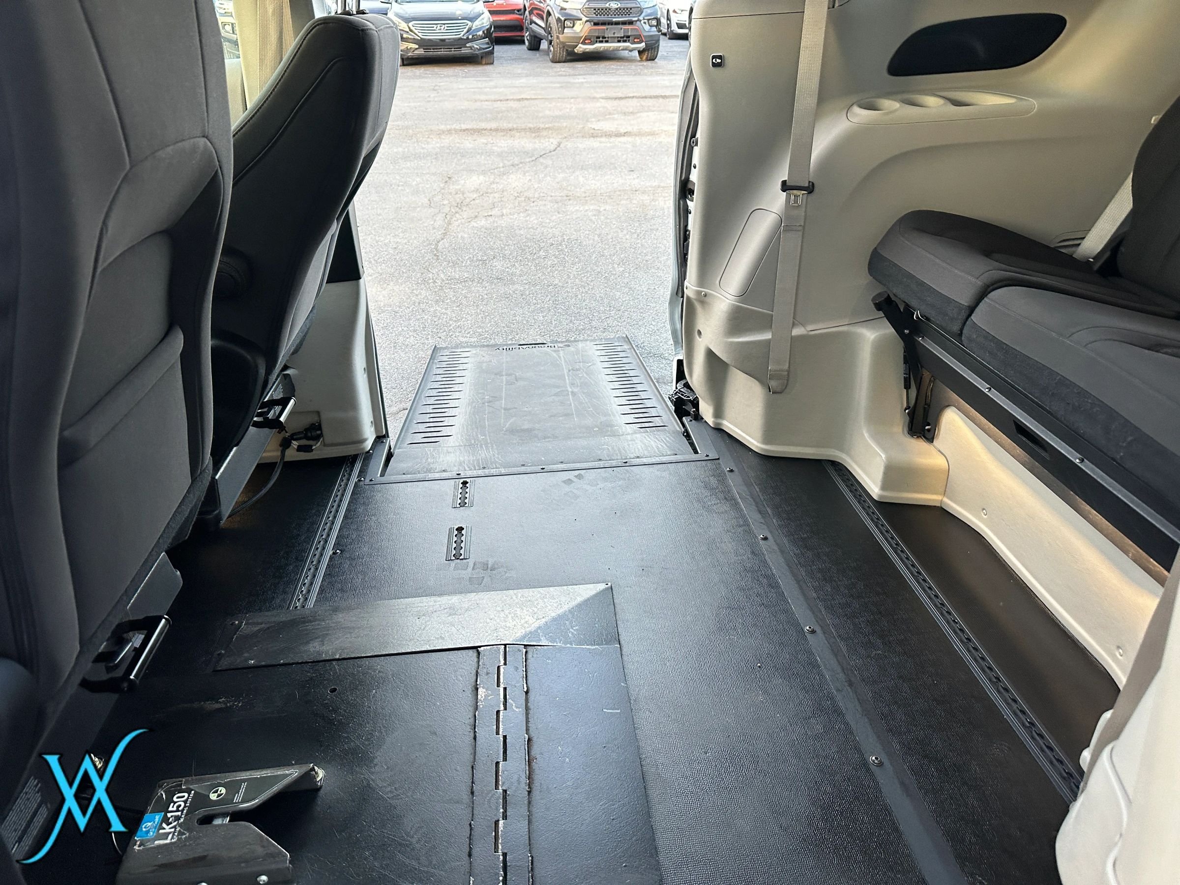 Used 2018 Chrysler Pacifica Touring Plus FWD image 28