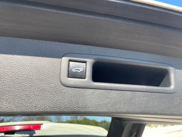 Used 2020 Toyota Highlander LE AWD/4WD image 17