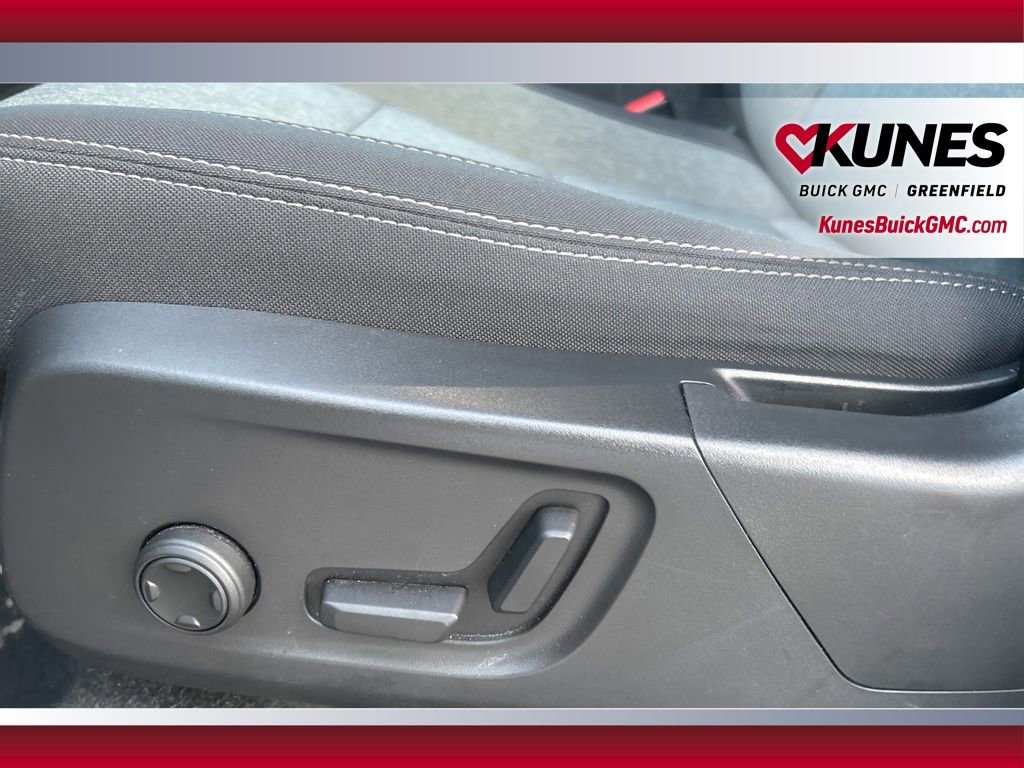 Used 2024 Volvo XC40 B5 Core image 18