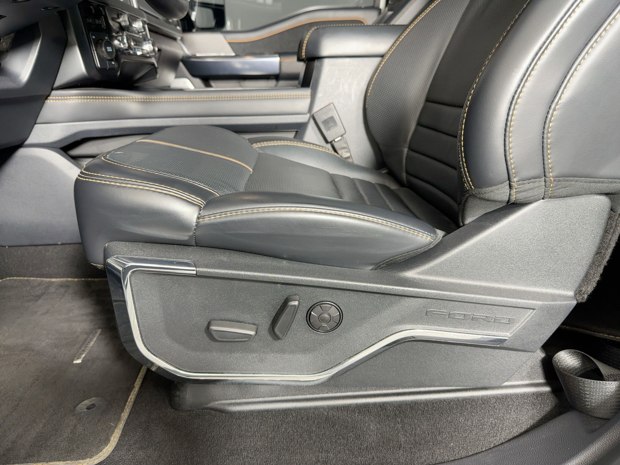 Used 2024 Ford F250 Platinum image 10