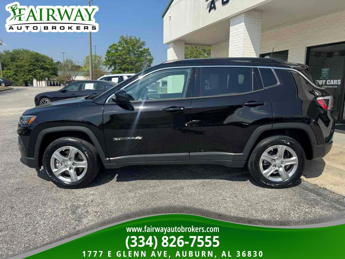 Used 2023 Jeep Compass Latitude w/ Sun and Sound Group AWD/4WD image 9