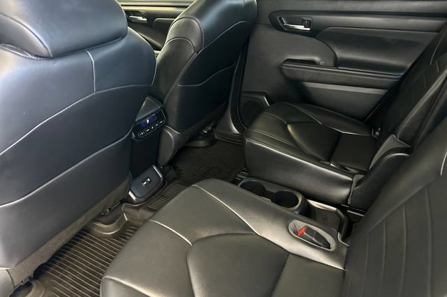 Used 2020 Toyota Highlander XLE AWD/4WD image 16