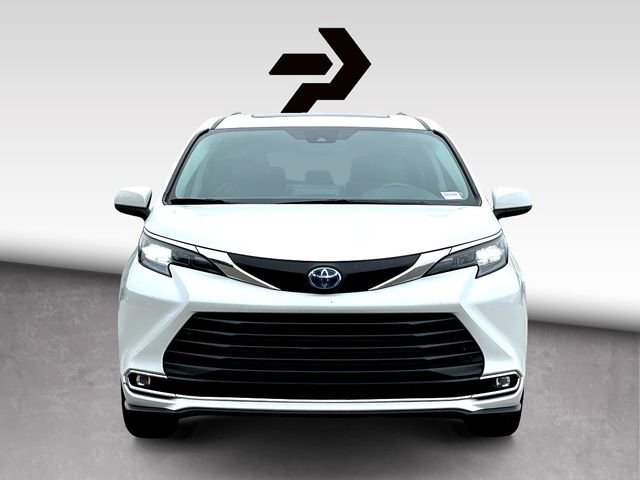 Used 2024 Toyota Sienna XLE FWD image 3