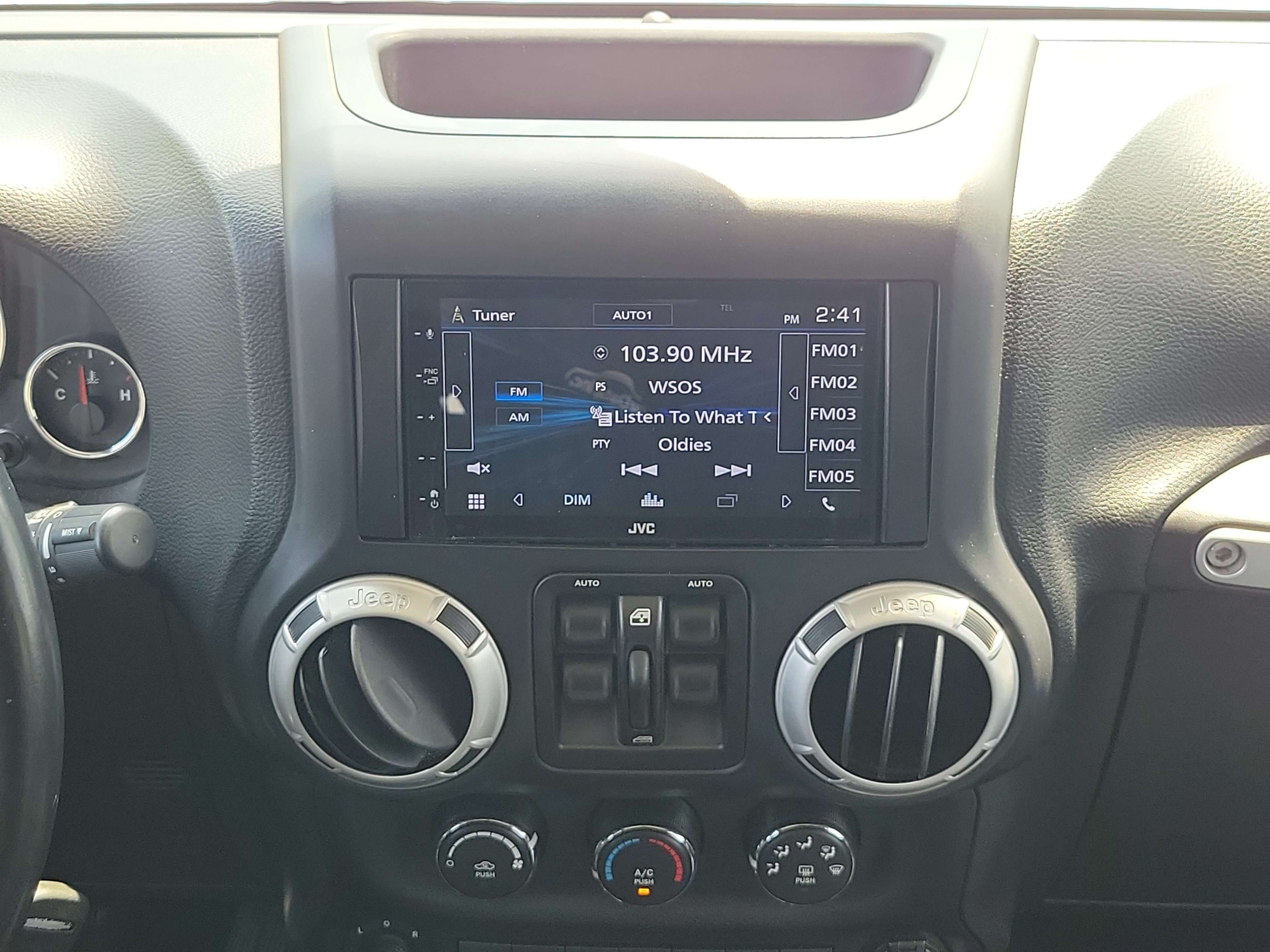 Used 2014 Jeep Wrangler Unlimited Rubicon w/ Connectivity Group AWD/4WD image 13
