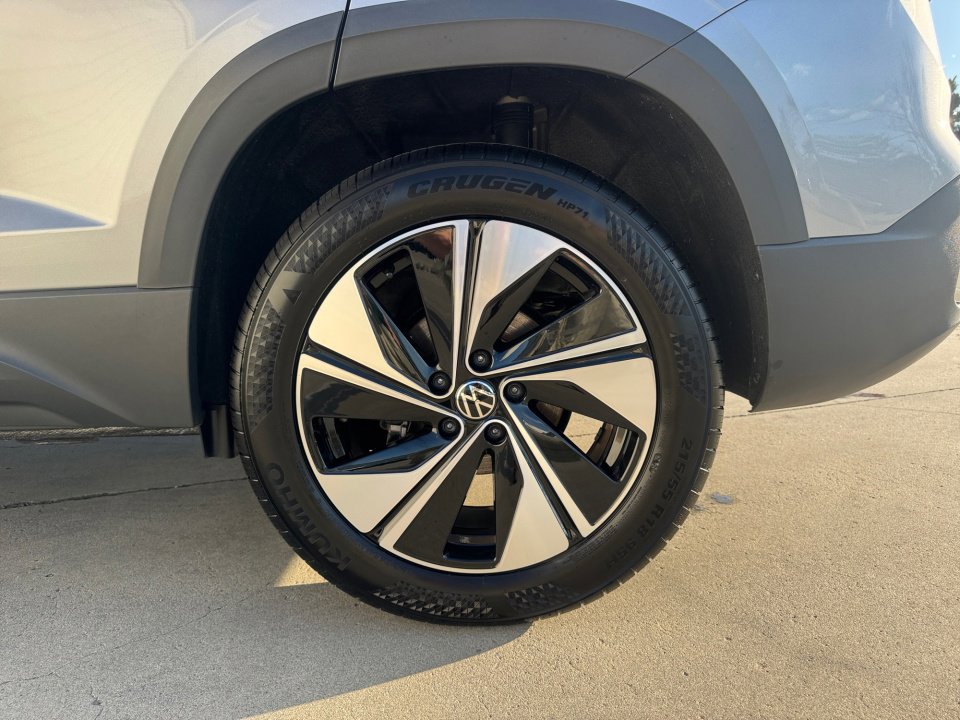 Used 2025 Volkswagen Taos SE w/ Panoramic Sunroof Package image 26