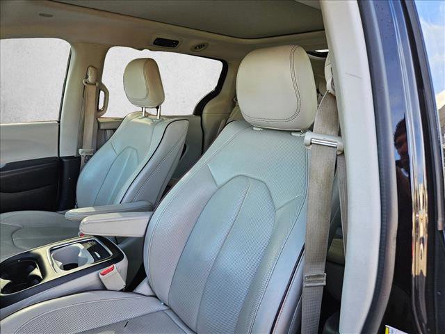 Used 2017 Chrysler Pacifica Limited image 20