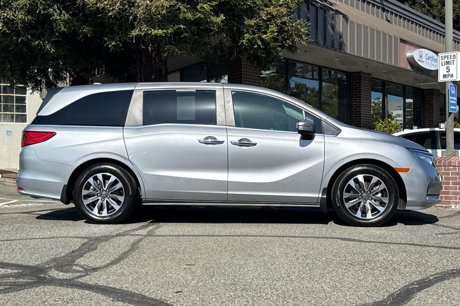 Used 2023 Honda Odyssey EX-L image 3