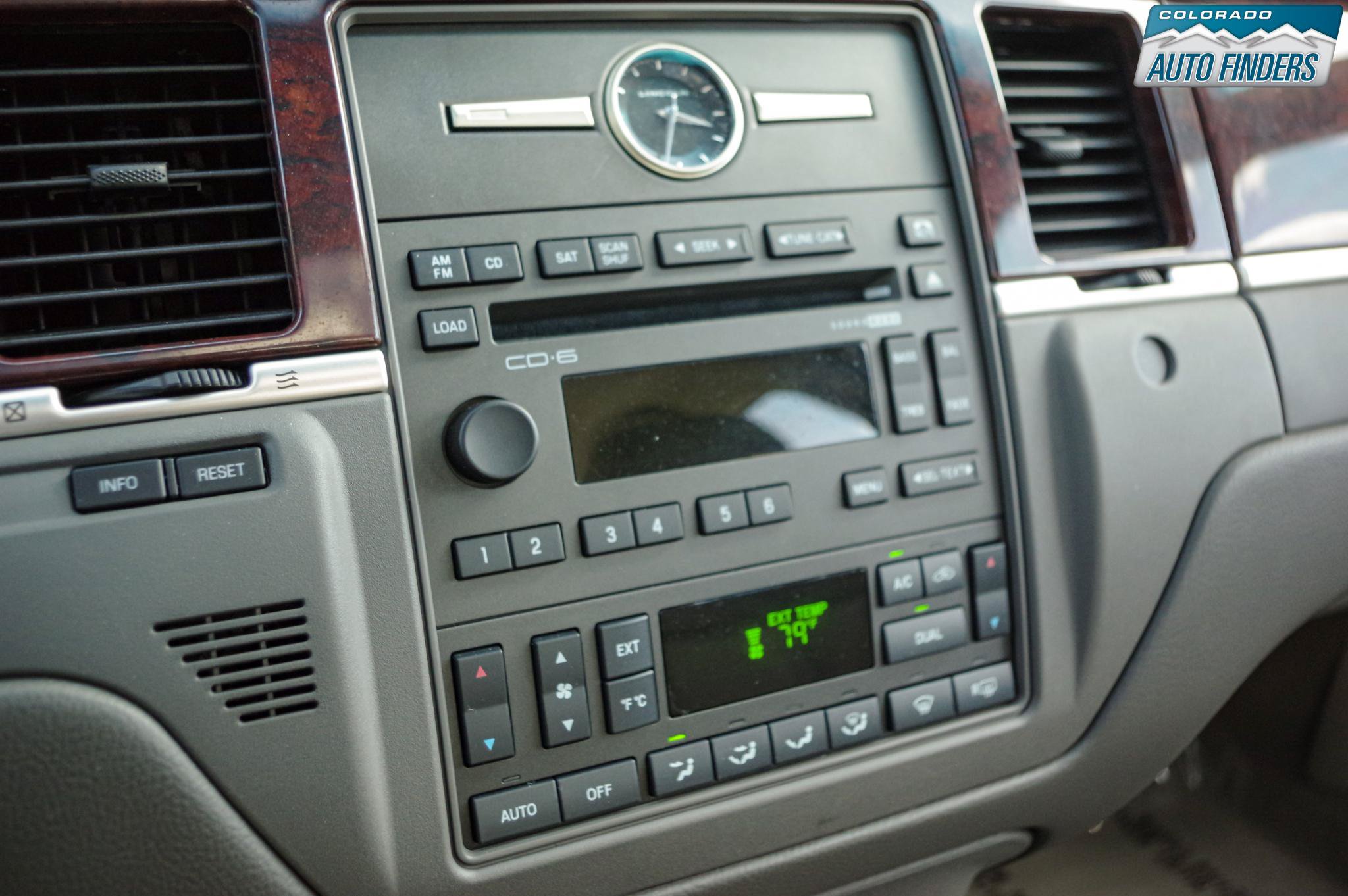Used 2006 Lincoln Town Car Signature Limited RWD image 19
