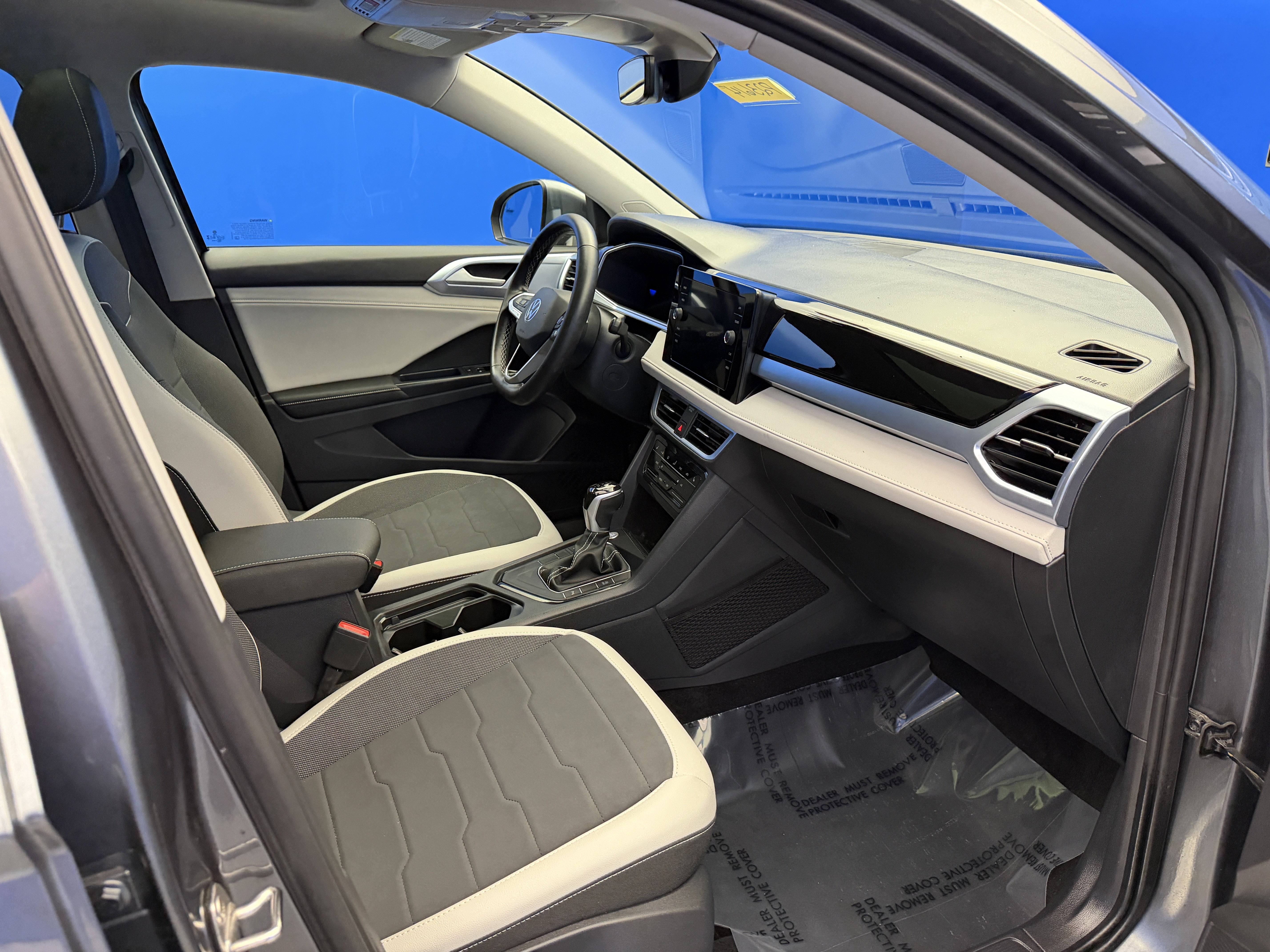 Certified 2025 Volkswagen Taos SE w/ Panoramic Sunroof Package FWD image 24