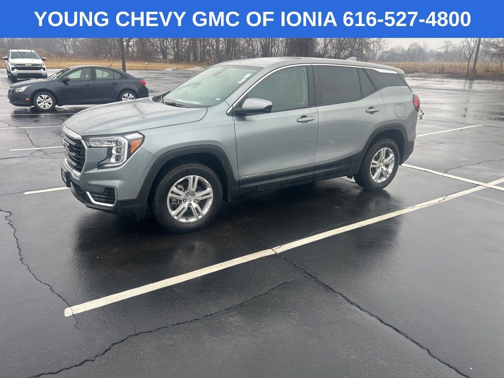 Used 2024 GMC Terrain SLE image 1